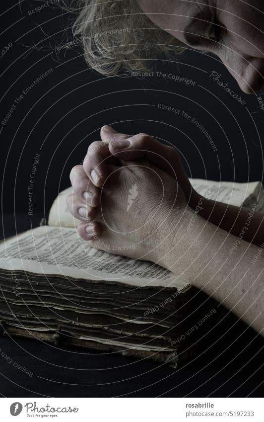 Frau beim Beten mit gefalteten Händen über antiker Bibel Glaube Christentum beten Religion & Glaube Spiritualität glauben Gebet geistig stille Zeit