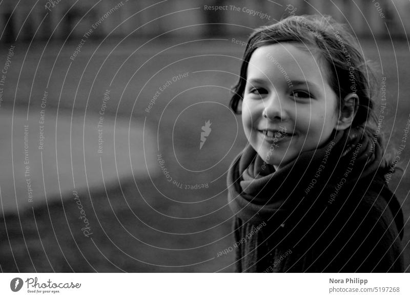 Porträt von einem Mädchen lachen Schwarzweißfoto Glück Freude Kind Fröhlichkeit Lächeln Kindheit Außenaufnahme Gesicht niedlich Mensch Lifestyle schön Blick