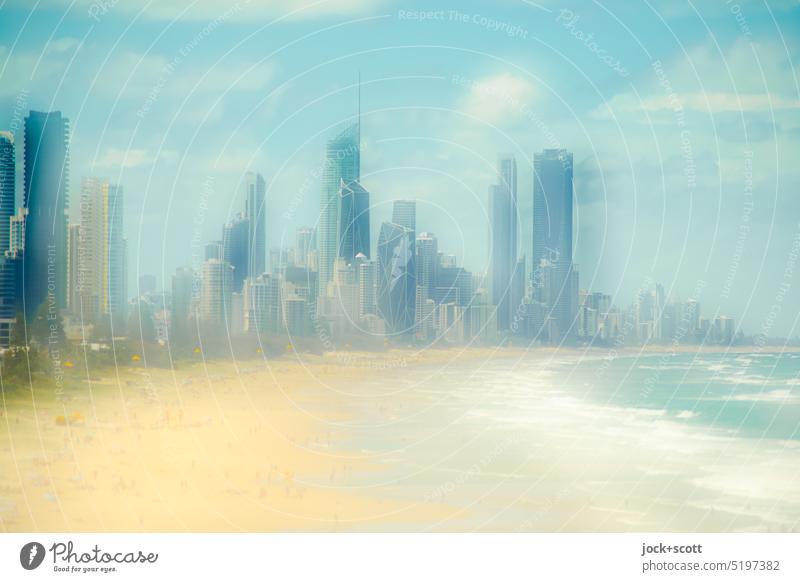 schleierhafte Skyline mit Strand Surfers Paradise Schönes Wetter Panorama (Aussicht) Queensland Australien Pazifikstrand futuristisch Hintergrund neutral