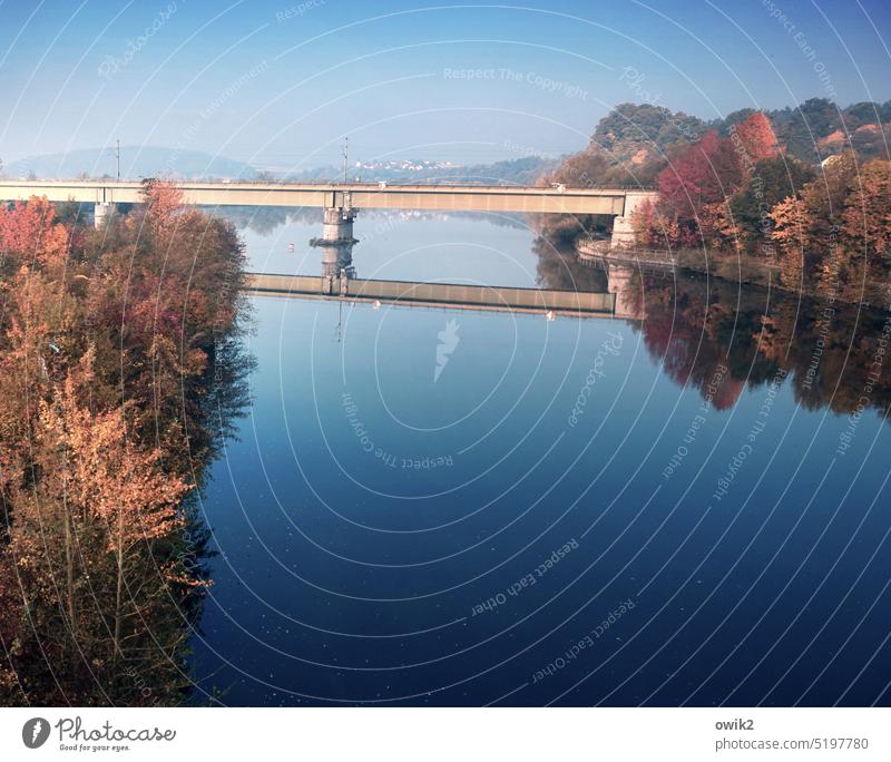 Donaubrücke Fluss Bayern Farbfoto Landschaft Umwelt Natur Wasser ruhig fließen Totale Reflexion & Spiegelung Menschenleer Außenaufnahme Flussufer Baum Idylle