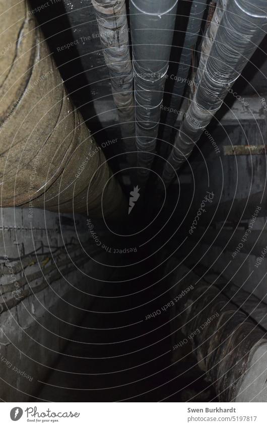 Untergrund - underground Rohrleitung Abwasserkanal Schacht dunkel Menschenleer Tunnel Schatten unterirdisch Architektur Symmetrie Silhouette Durchgang