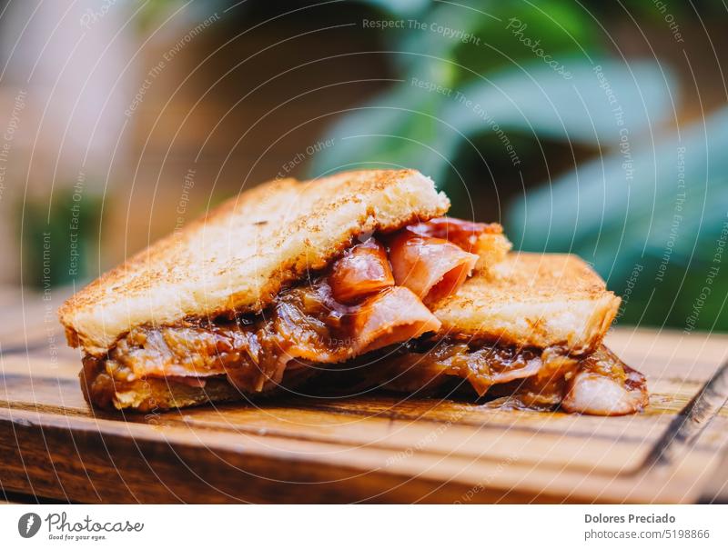 Frühstückssandwich mit Speck, Käse und Tomatensauce auf Holzbrett Amerikaner Amuse-Gueule Hintergrund Brot Cheddar Kirsche Nahaufnahme Club Essen zubereiten