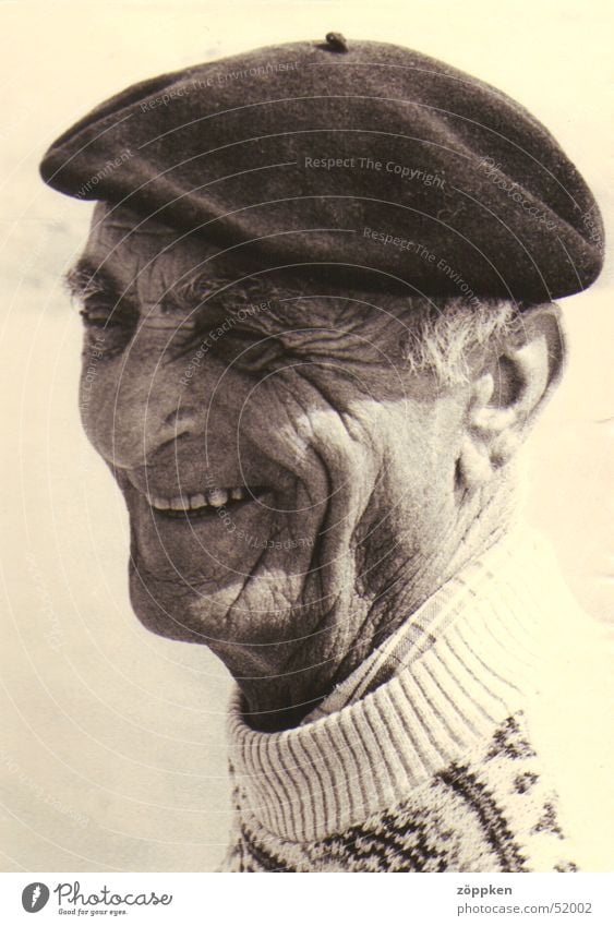 Alter Franzose Mann Senior Franzosen Baskenmütze Pullover Porträt Männlicher Senior lachen Falte