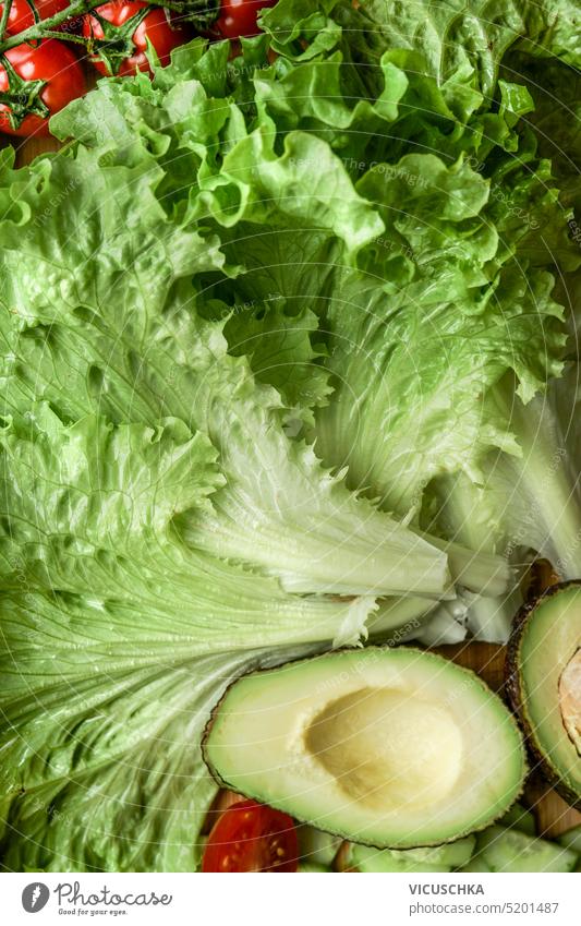 Nahaufnahme von Salatzutaten: Kopfsalat, Avocado, Tomaten. Gesunde Ernährung und Diätkonzept abschließen Salatbeilage Zutaten gesunde Ernährung Konzept
