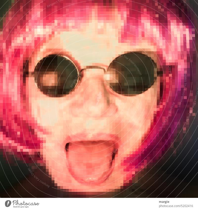 Du kannst mich mal! Eine Frau mit Sonnenbrille zeigt ihre Zunge Smiley Smiley-Gesicht Pixel pixelkunst rote Haare offener mund zunge zeigen Mund