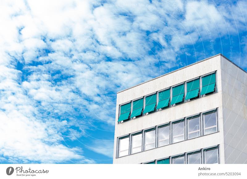 Modernes Bürogebäude mit vielen Fenstern und türkisfarbenem Sonnenschutz Architektur Gebäude Haus Großstadt Himmel Wolken Kopie Raum urban Glas Fassade