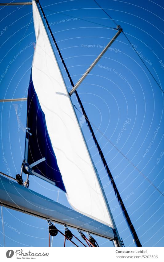 Flatterndes Bootssegel vor blauem Himmel. segeln Segelboot Meer Ferien & Urlaub & Reisen Freiheit Segelschiff Segelurlaub Seegelboote Segeltörn Schifffahrt