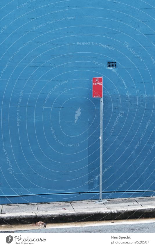 No stopping Sydney Stadt Mauer Wand Verkehrszeichen Verkehrsschild ästhetisch blau grau rot Parkverbot Bürgersteig Farbstoff drohen strikt Verbote parken