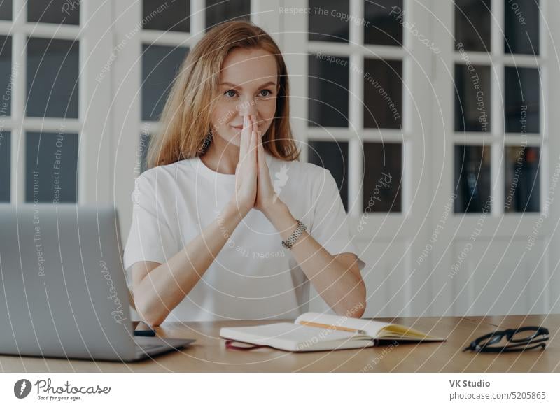 Anspruchsvolle Frau sitzt mit gefalteten Händen und entspannt. Konzept von Vertrauen und Erfolg. anspruchsvoll anspruchsvolle Frau Begierde meditierend Auge