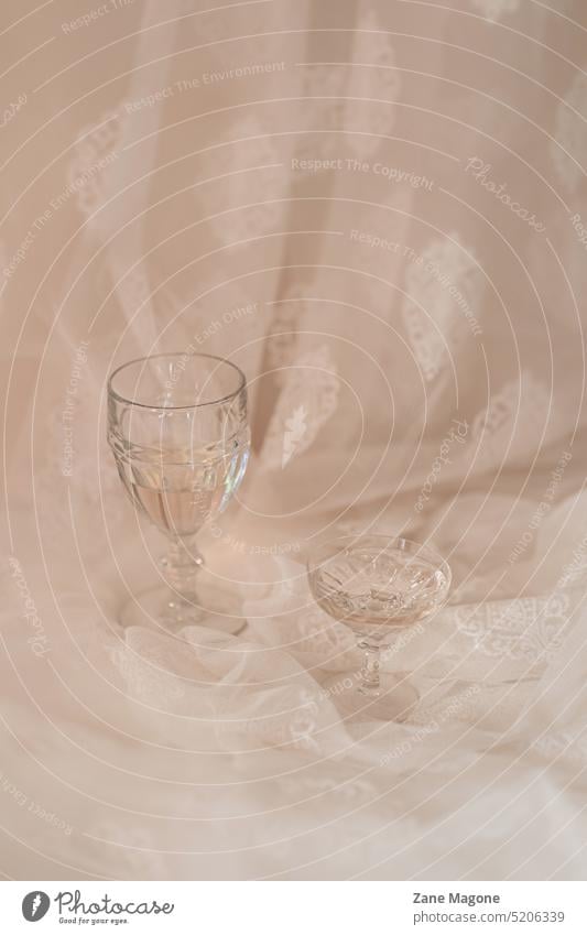 Elegante Gläser mit Getränken auf verträumtem Hintergrund parisien schick Ästhetik Feier elegant Zwanziger Jahre beige rosa Pastell Stoff gestylt Sekt Wein