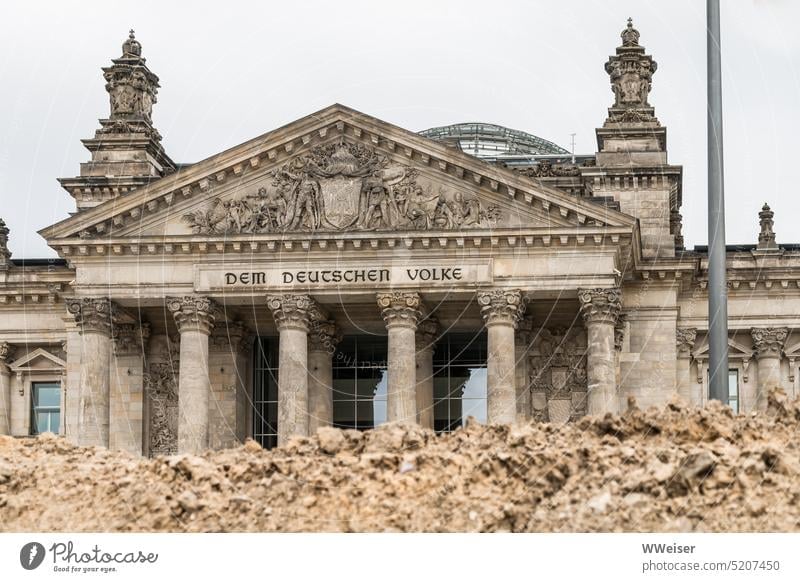 Der Reichstag bzw. der Deutsche Bundestag in Berlin versinkt in einer Sandgrube Regierung Parlament Regierungsgebäude Deutschland Republik Hauptstadt