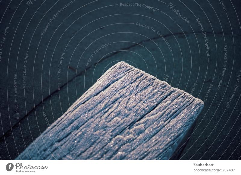 Holzblock mit Raureif in der Kälte, Maserung wird vom Gegenlicht hervorgehoben Block Brett Struktur schlicht Form Linie Licht Ruhe Ordnung einfach
