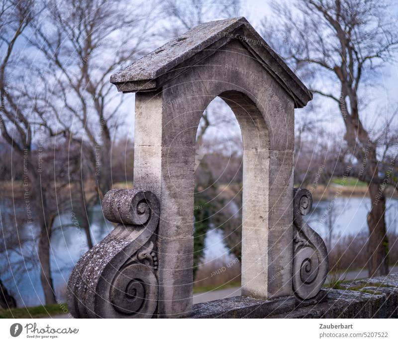 Blick auf ein kleines Tor auf einer Mauer, dahinter Flusslandschaft Durchblick Portal Landschaft historisch Frankreich Bäume Bogen Dach Stützen hübsch