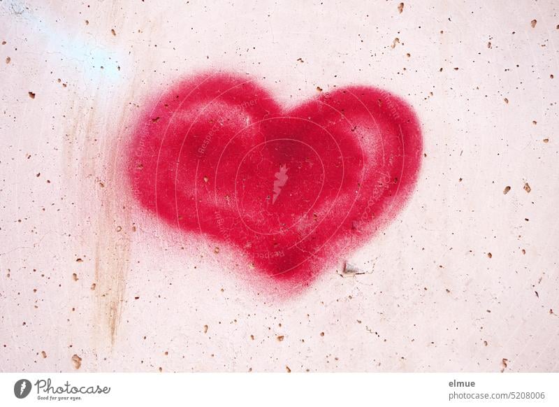 rotes Herz als Graffiti an einer hellen Betonwand Herzform Herzenssache Blog Liebe Symbol Herzensangelegenheit Gefühle Frühlingsgefühle Liebesbeweis