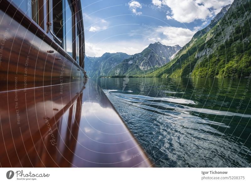 Blick von einem Segelboot auf dem Königssee in Bayern, Deutschland See Ansicht Boot Berge u. Gebirge Natur im Freien Landschaft Himmel knigssee Sommer Tourismus