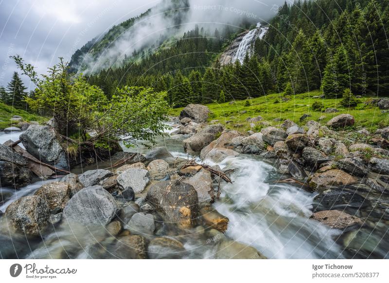 Berg blaues Wasser Fluss und Bäume Landschaft natürliche Umgebung. Wandern in den Alpen. Grawa Wasserfall im Stubaital, Tirol, Österreich wandern