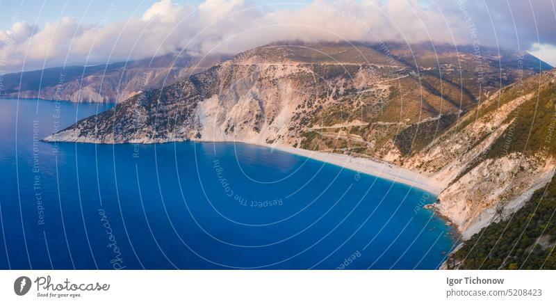 Strand Myrtos mit blauer Bucht auf der Insel Kefalonia, Griechenland myrtos Dröhnen MEER Antenne Jacht Reichtum Ansicht ionisch Landschaft reisen idyllisch