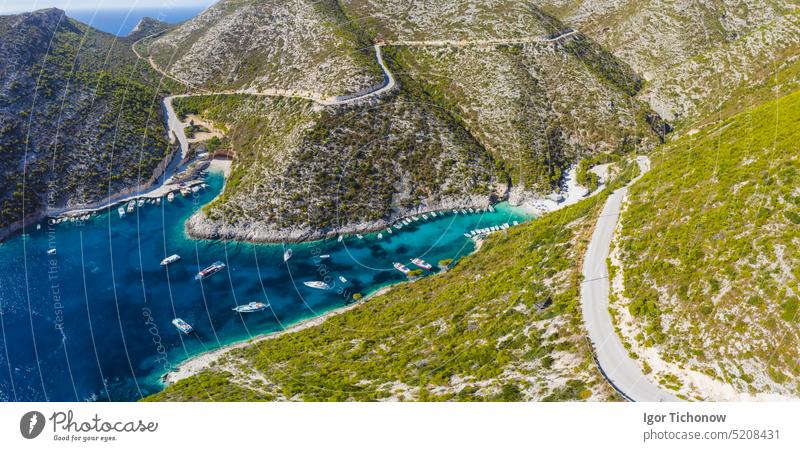 Griechenland. Luftaufnahme des schönen Porto Vromi mit vielen Fischer- und Ausflugsbooten in der blauen Bucht. Zakynthos - Insel Zante Strand Antenne Zakinthos