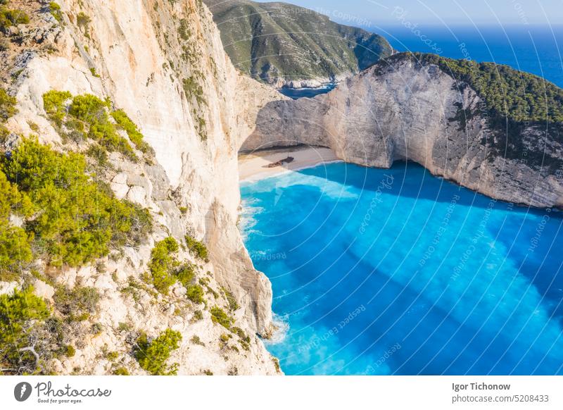 Luftaufnahme des wunderschönen Strandes Navagio oder Shipwreck auf der Insel Zakynthos, Griechenland. Touristen auf Klippe Rand genießen Blick auf Sommer Reise Reise