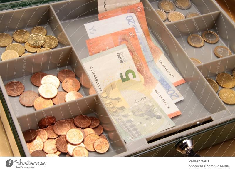Münzen und Geldscheine in einer Kasse für Bargeld im Einzelhandel Währung Banknoten Cent Geldmünzen Kupfergeld Inflation sparen Kapitalwirtschaft