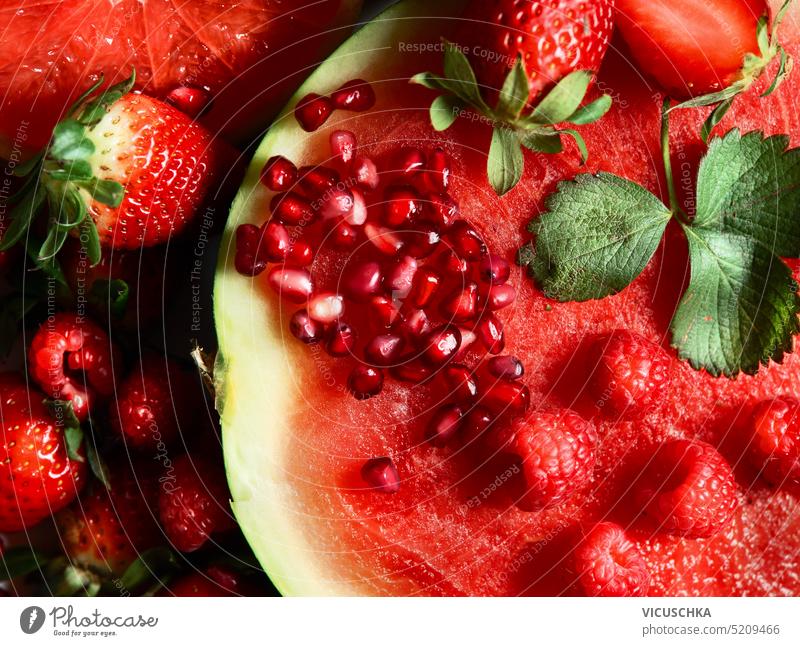 Nahaufnahme von roten saftigen Früchten: Wassermelone, Erdbeeren, Granatapfel . Ansicht von oben abschließen erdbeeren Draufsicht Sommer lecker Himbeeren