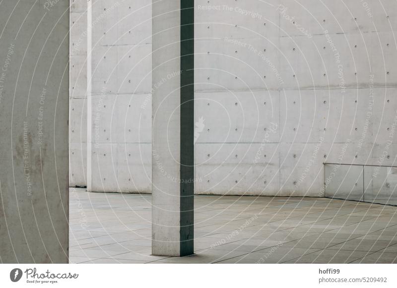 Handabdruck  an feinstem Sichtbeton mit Säule und  Scheibe handabdruck minimalistisch Sichtbetonwand Minimalismus Architektur modern grau Design Tristesse Beton