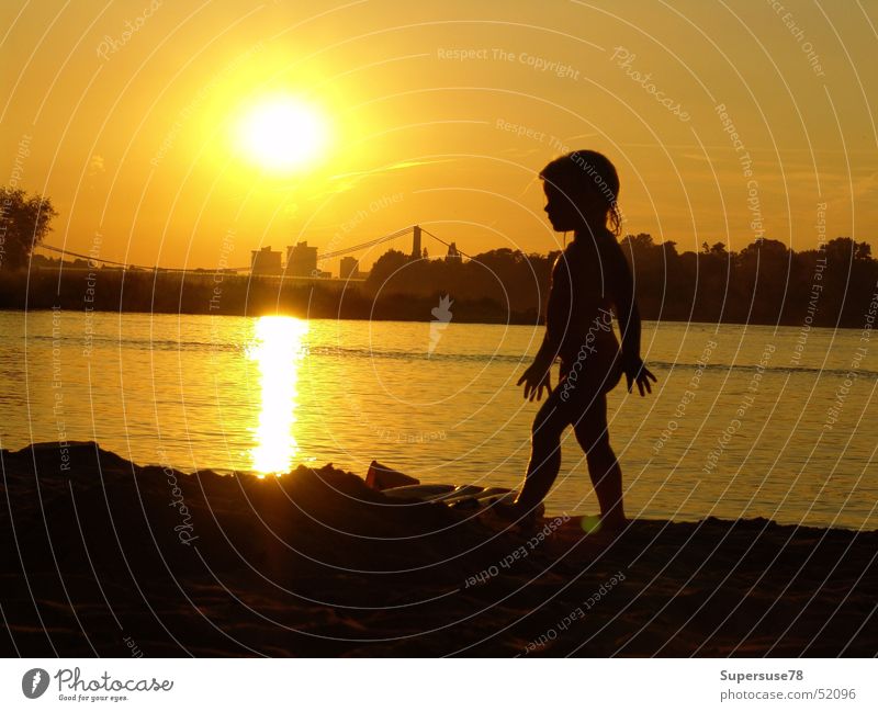 Mädchen am Rhein Sonnenuntergang Sommer Köln Gegenlicht Kind Wasser