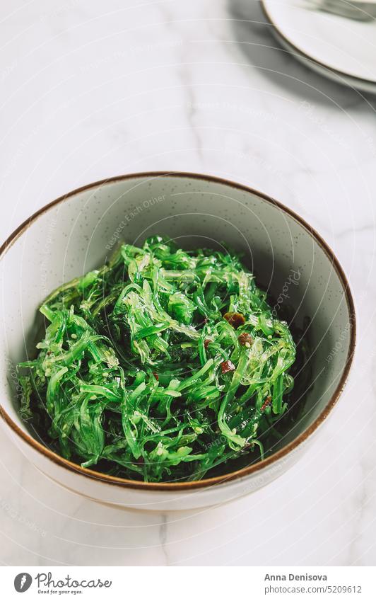 Grüner Seetang-Salat Seegras Salatbeilage grün Algen Wachsamkeit asiatisch Küche Gesundheit Japanisch Delikatesse Sesam geschmackvoll Amuse-Gueule Asien marin