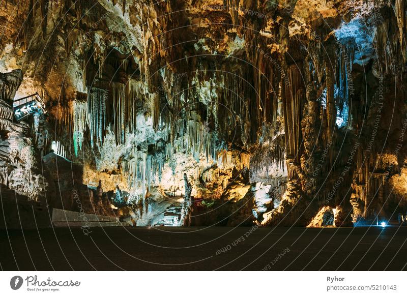 Nerja, Provinz Malaga, Andalusien, Spanien. Cuevas De Nerja - Berühmte Höhlen. Verschiedene Felsformationen, Stalaktiten und Stalagmiten in den Höhlen von Nerja. Natürliches Wahrzeichen