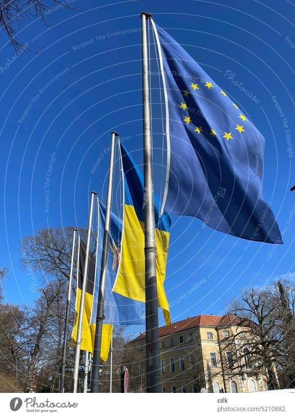 Wir sind Europa! | die Europafahne weht am Europaplatz in München im Wind. Daneben die Ukrainefahne als Zeichen unserer Solidarität. Europäer Stern (Symbol)