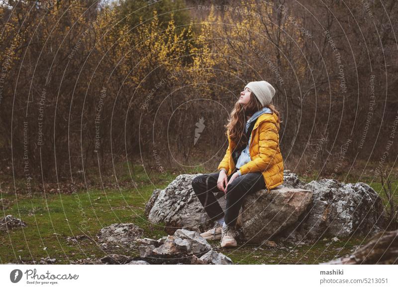 Teenager-Mädchen genießt Herbst oder frühen Frühling Spaziergang im wilden Park. Camping, Abenteuer und Natur erforschen Konzept Person Wald Wälder Baum wandern