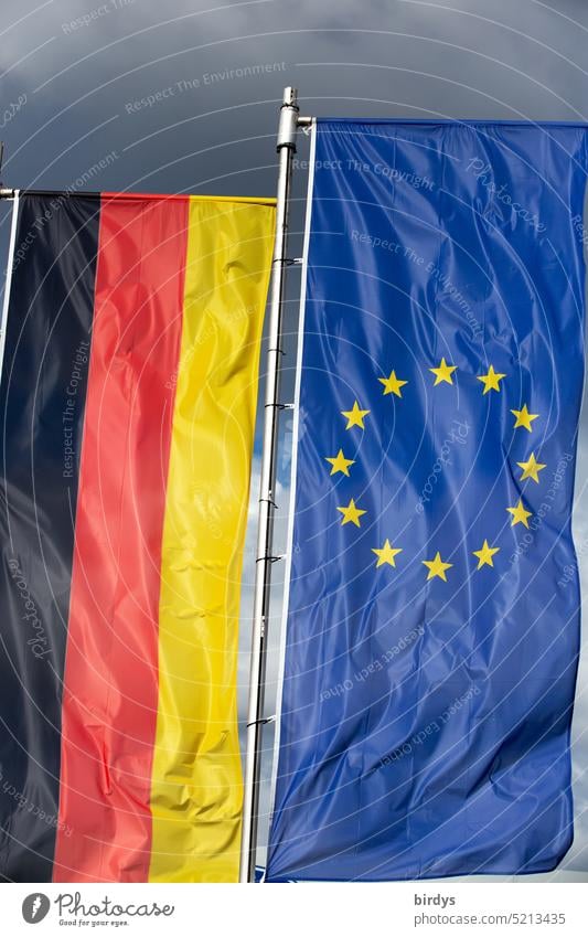 Bundesflagge und EU-Flagge nebeneinander vor Gewitterwolken Europa Europäische Union Europaflagge Deutschlandflagge Europafahne europäisch Politik & Staat