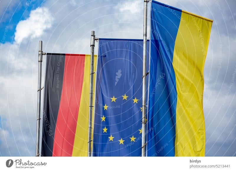 Deutschlandflagge , EU-Flagge und Ukraineflagge wehen nebeneinander im Wind Ukrainekrieg Europaflagge europafahne Ukrainefahne europäische Union Zusammenhalt
