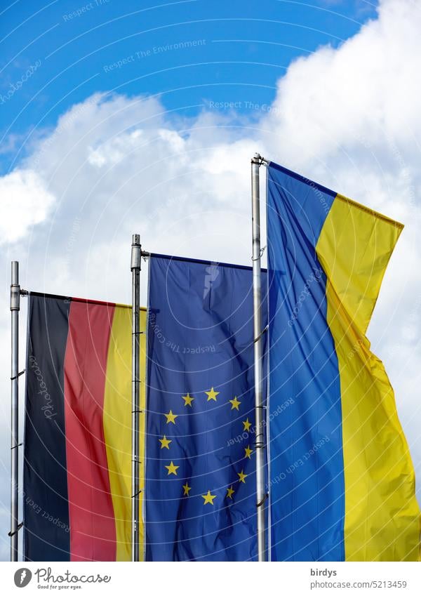 Deutschlandflagge , EU-Flagge und Ukraineflagge wehen nebeneinander im Wind Ukrainekrieg Europaflagge europafahne Ukrainefahne europäische Union Zusammenhalt