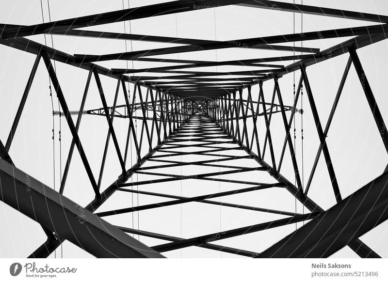 Hochspannungsmast von unten. Schwarz und weiß abstrakt abstrakter Hintergrund Architektur Kunst Künstler Kabel Kälteeinbruch Konstruktion elektrisch