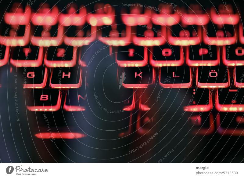 Darknet Tastatur Beleuchtet Buchstaben dunkel Hand Finger schreiben Internet Notebook Tippen Technik & Technologie Business digital darknet geheimnisvoll