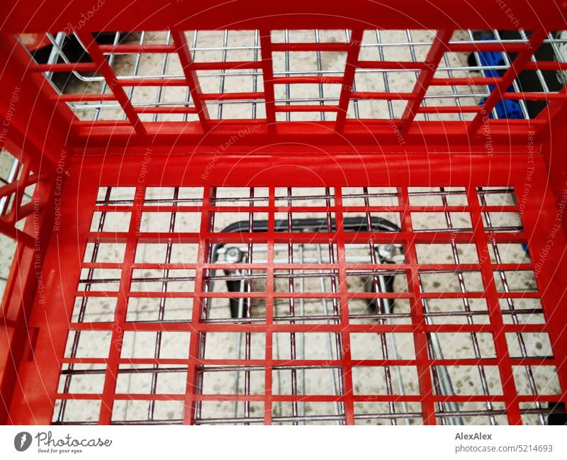 Einkaufskorbdetail - rot und leer - im Einkaufswagen Korb Metall Wanzlwagen Einaufen Shopping Supermarkt Konsum kaufen Einzelhandel Menschenleer Ladengeschäft
