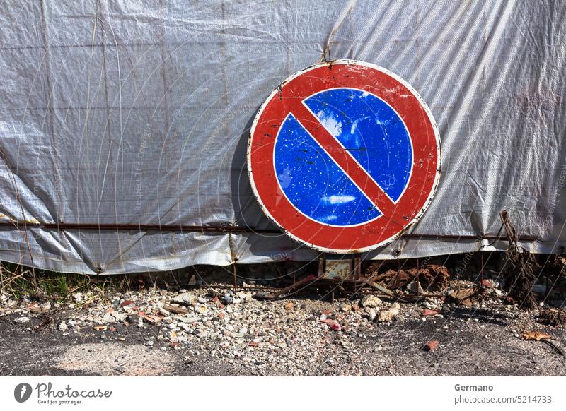 Verkehrszeichen "Parken verboten Europa Gegend Hintergrund blau Vorsicht Konstruktion Gefahr dreckig Grunge Ikon Information bügeln vereinzelt Recht Material