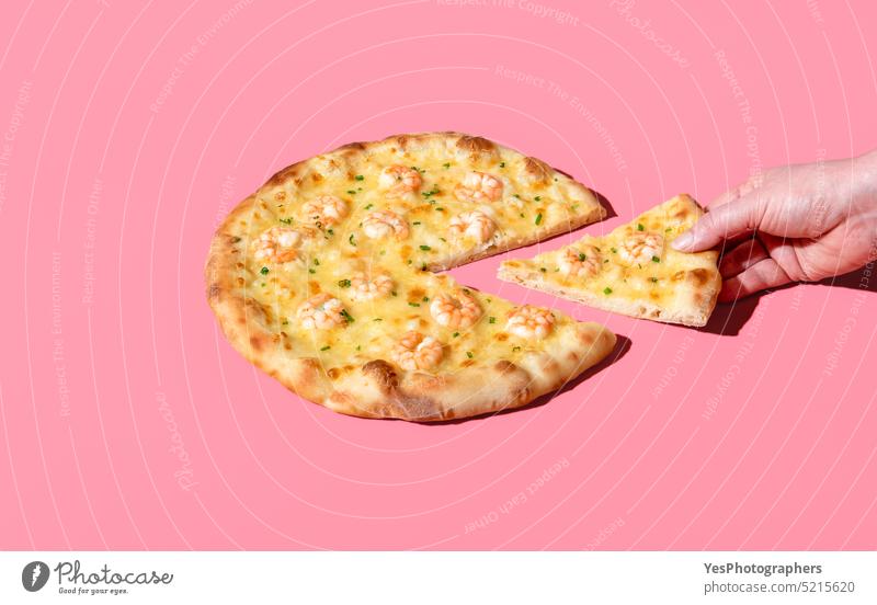 Essen Shrimp-Pizza, minimalistisch auf einem rosa Hintergrund. Nehmen Sie ein Stück Pizza gebacken hell Käse abschließen Farbe gekocht Textfreiraum Kruste Küche