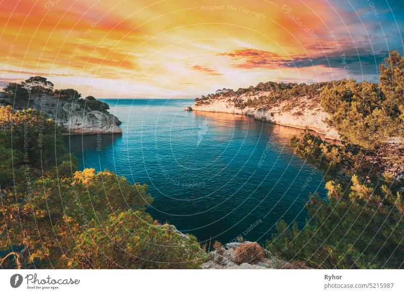 Cassis, Calanques, Frankreich. Französische Riviera. Wunderschöne Natur der Cote De Azur an der Azurblauen Küste Frankreichs. Calanques - Eine tiefe Bucht, umgeben von hohen Klippen. Veränderter Himmel bei Sonnenuntergang. Erhöhte Ansicht