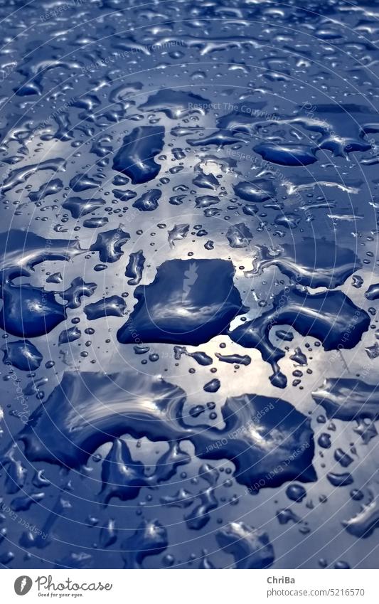 Wassertropfen auf blauem Lack Tropfen Blau Lackiert Lackierung Abperlen Oberfläche Textur Blauer Lack Nahaufnahme Metall Detailaufnahme Farbe
