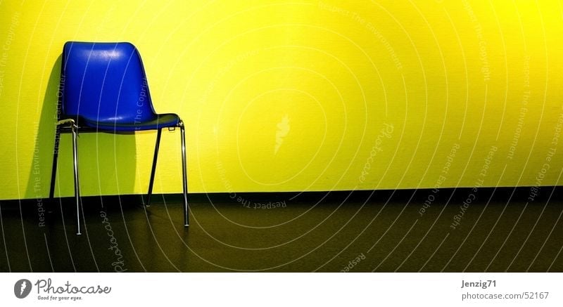 Stuhl Gang. Behörden u. Ämter gelb dauern Flur Zeit warten sitzen Sitzgelegenheit blau chair seat time wait waiting blue