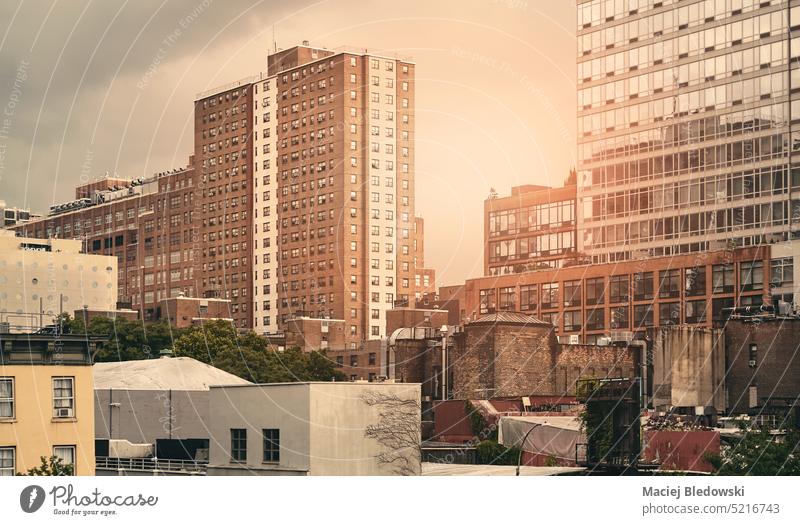 New Yorker Stadtbild bei Sonnenuntergang, farbig getönt, USA. Großstadt New York State Manhattan Wolkenkratzer Gebäude Büro nyc gefiltert reisen Architektur