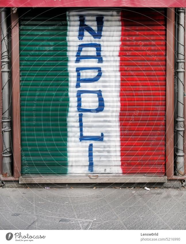 Geschlossenes Geschäft mit einer italienischen Flagge und dem Wort Napoli darauf Neapel Italien Italienisch Italienische Flagge Nationalflagge neapolitanisch