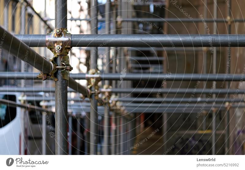 Konstruktion zum Halten des Gerüsts an einem Gebäude in Neapel, Italien Hintergrund Maschinenbau Fabrik Fokus auf den Vordergrund industriell Industrie Metall