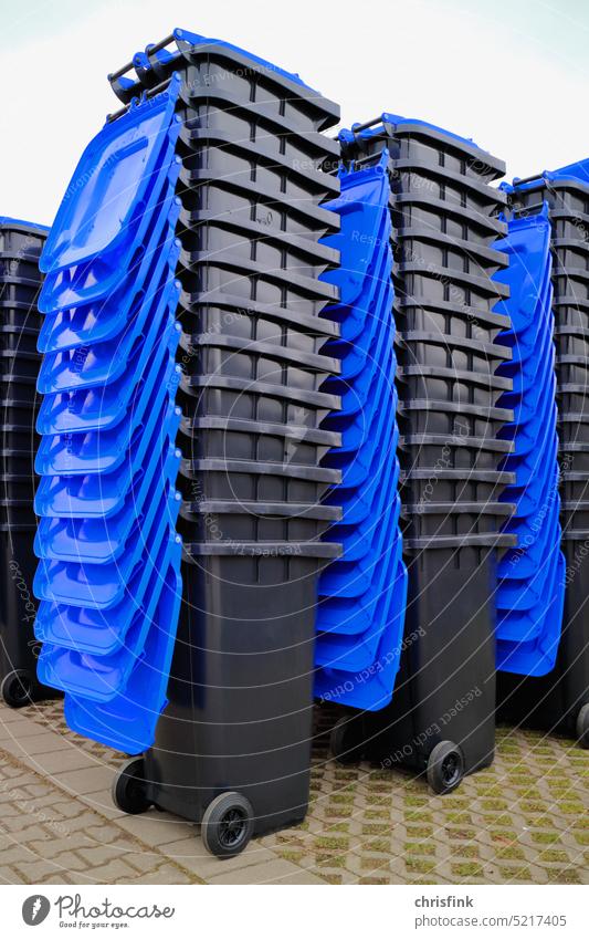 Mülltonnen schwarz mit blauem Deckel gestapelt Abfall Dreck Entsorgung Recycling Umweltverschmutzung Kunststoff wiederverwerten ökologisch abholen Behälter