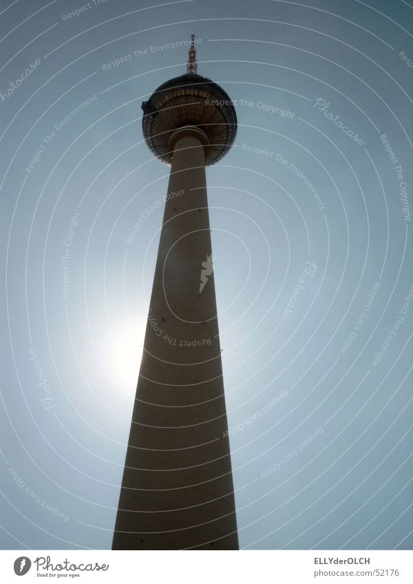 Berliner Fernsehturm Froschperspektive Turm gegenlich