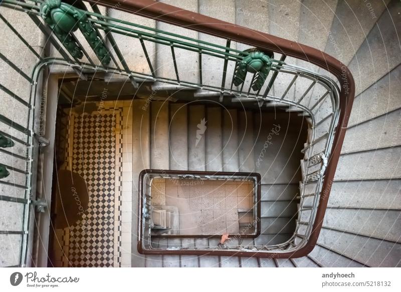 Eine Hand auf dem alten braunen Geländer einer Treppe Erwachsener antik Antiquität Architektur Balustrade Treppengeländer schön Gebäude vorsichtig Konzept Beton