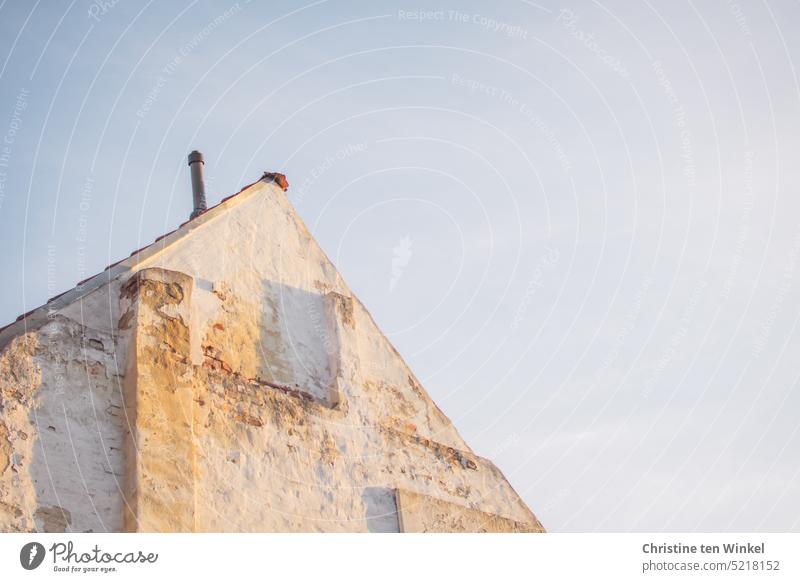 Alte Hausfassade und Dachgiebel im Abendlicht aus der | Froschperspektive Giebel Spitzgiebel Licht und Schatten Brandwand Brandmauer Mauerwerk Fassade Kamin