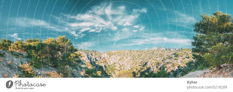 Calanques, Côte de Azur, Frankreich. Schöne Natur der Calanques an der azurblauen Küste Frankreichs. Calanques - eine tiefe Bucht, umgeben von hohen Klippen. Landschaft im Licht des Sonnenaufgangs an einem sonnigen Sommermorgen